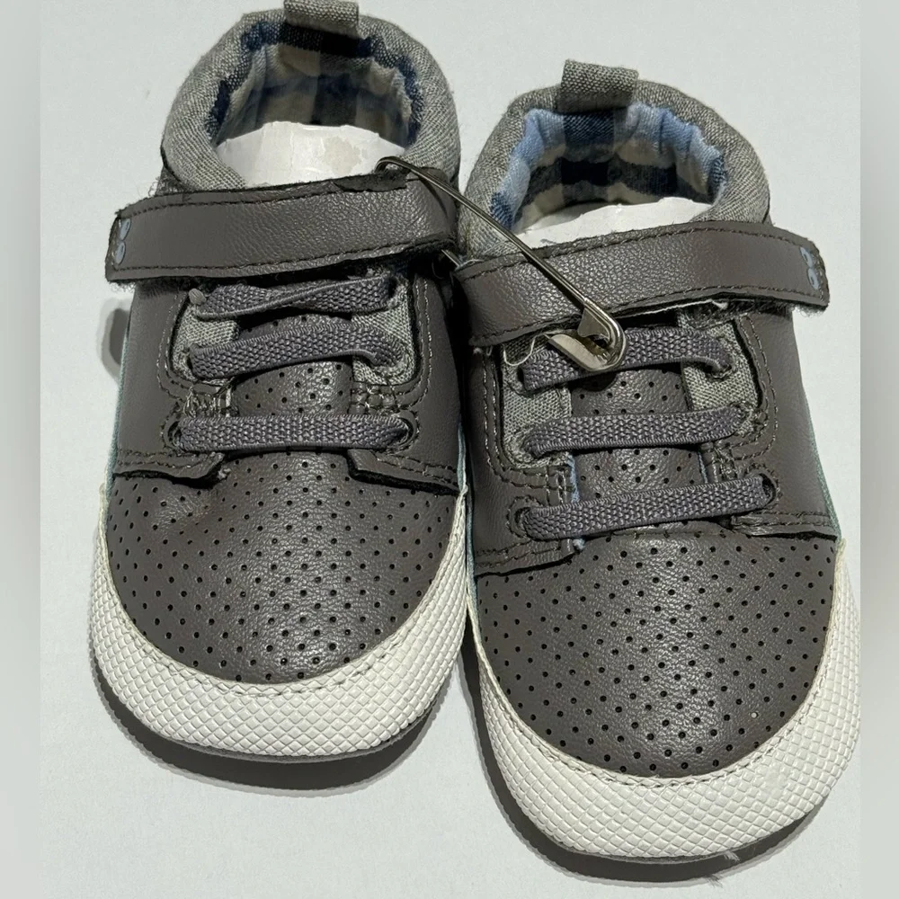 Suprize by Stride Rite Gray Sneakers with Velcro Straps size 6-12 mths